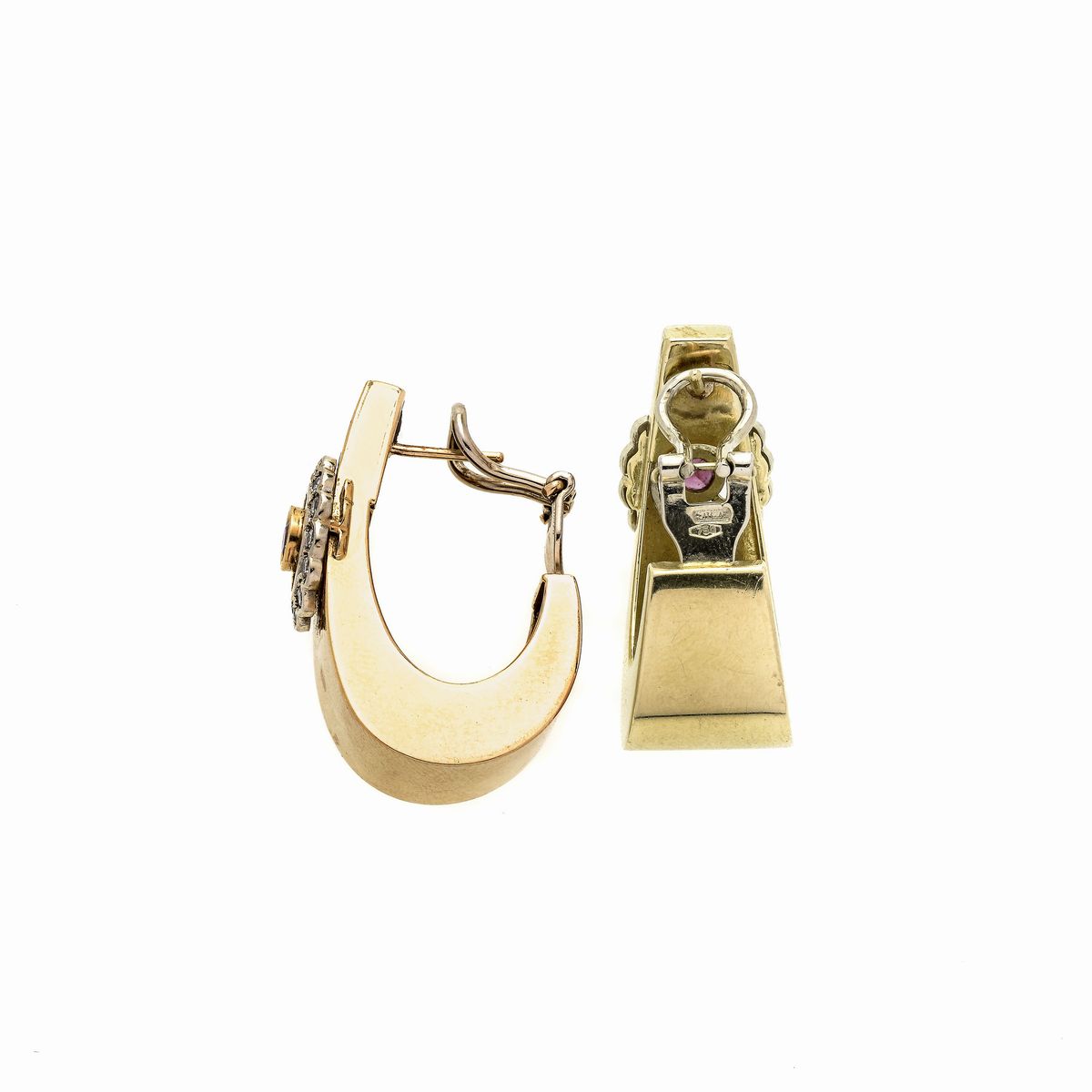 Paio di orecchini in oro giallo, oro bianco, diamanti e rubini