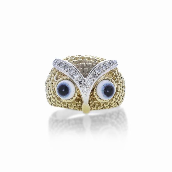 Owl ring in 14 kt gold, diamonds and glass paste