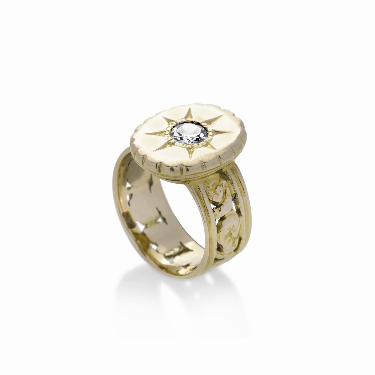 Anello a scudo in oro a basso titolo e diamante