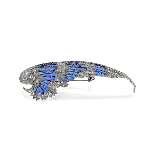 Rara spilla modellata coma un' Ala in platino, diamanti e smalto blu attribuibile a Chaumet