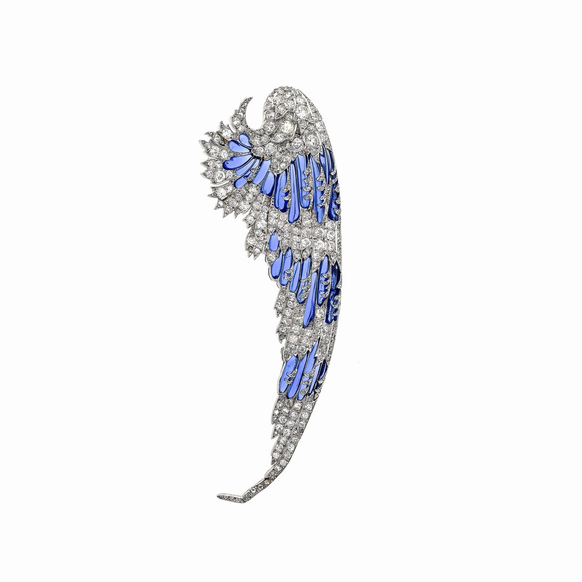 Rara spilla modellata coma un' Ala in platino, diamanti e smalto blu attribuibile a Chaumet