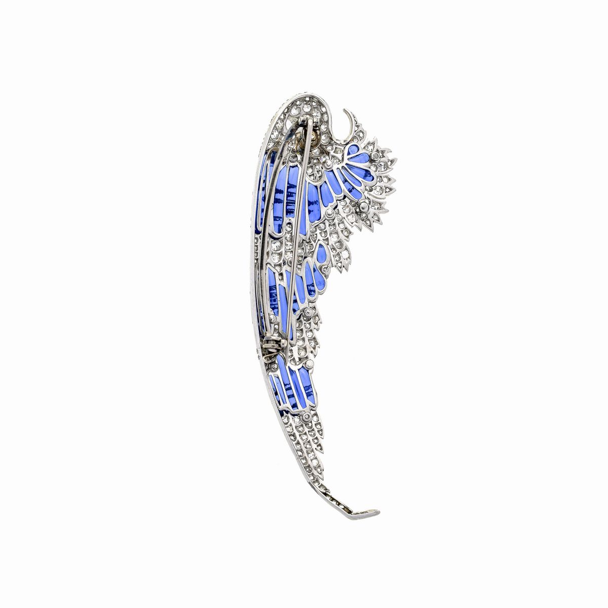 Rara spilla modellata coma un' Ala in platino, diamanti e smalto blu attribuibile a Chaumet