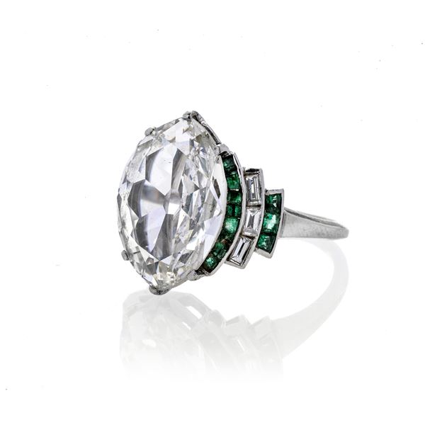Importante anello in platino, smeraldi e diamanti