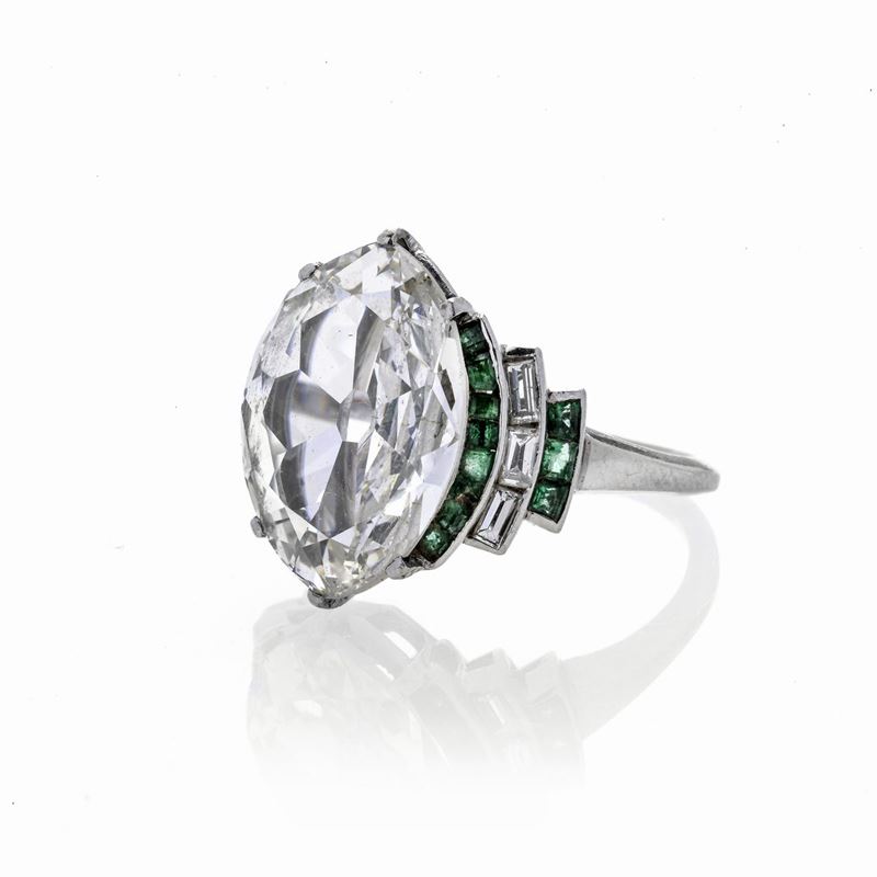 Importante anello in platino, smeraldi e diamanti