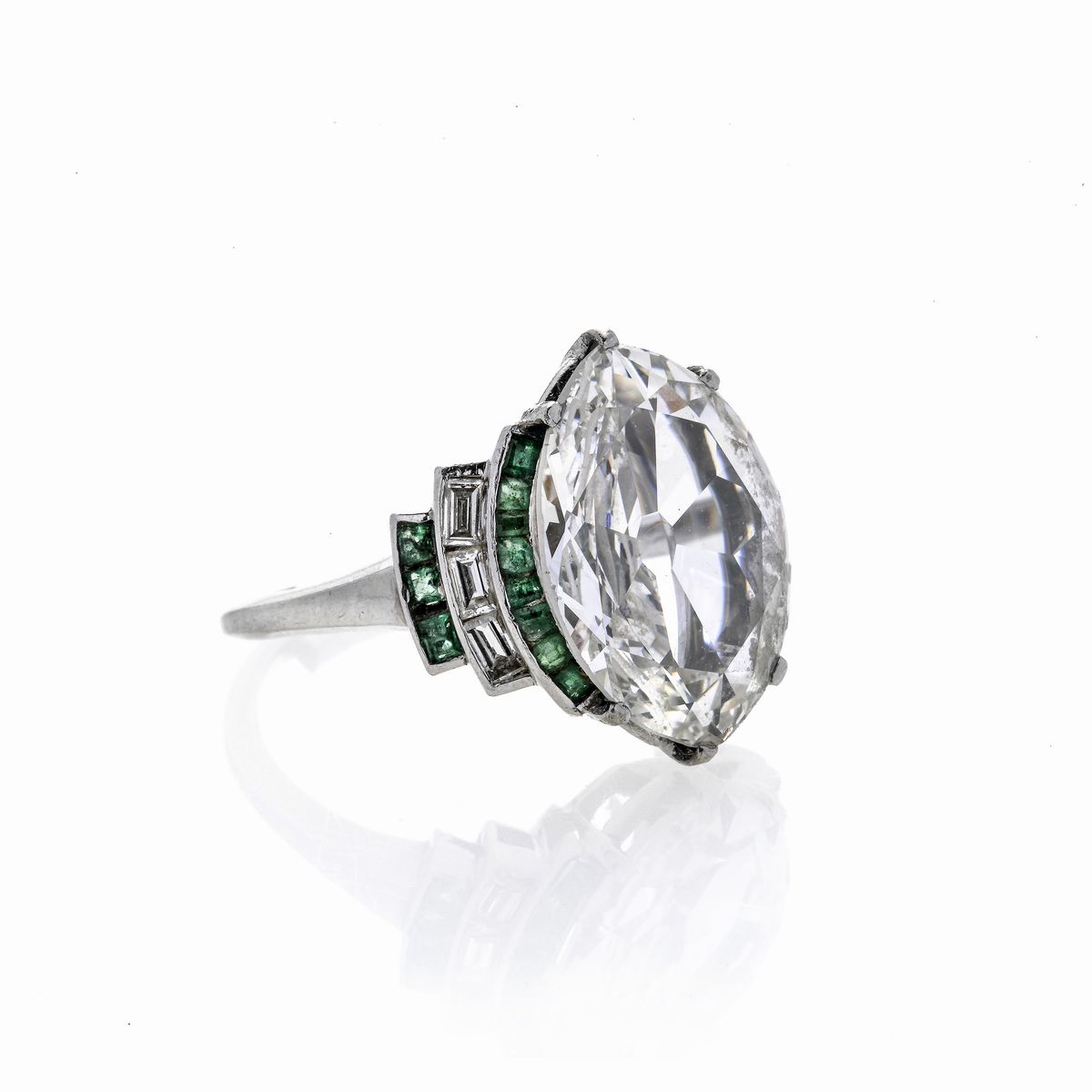 Importante anello in platino, smeraldi e diamanti