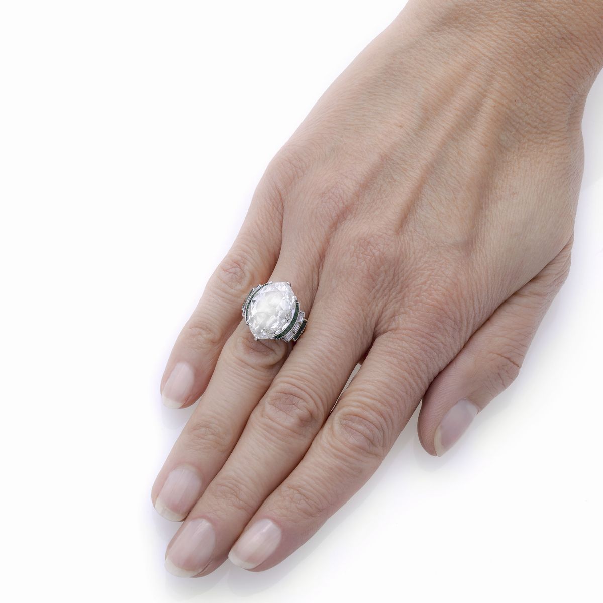 Importante anello in platino, smeraldi e diamanti