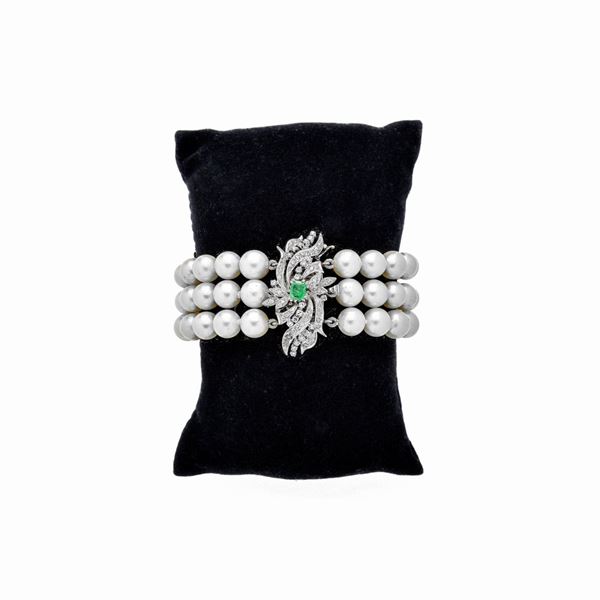 Bracelet made of white gold, cultured pearls, emeralds and diamonds