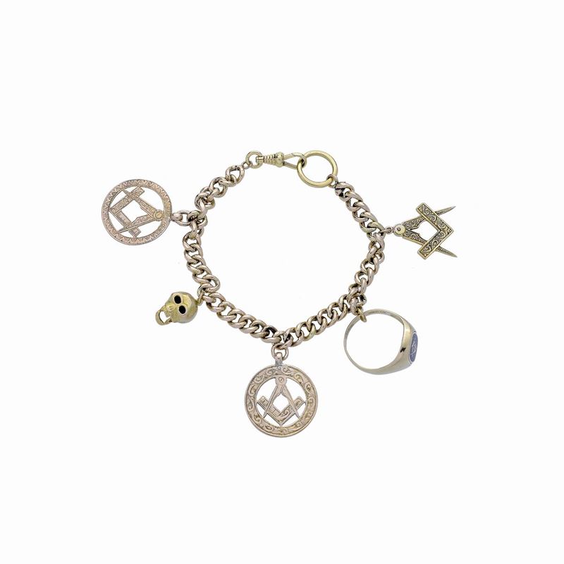 Bracciale in oro giallo, oro a basso titolo con cinque charms di ispirazione massonica