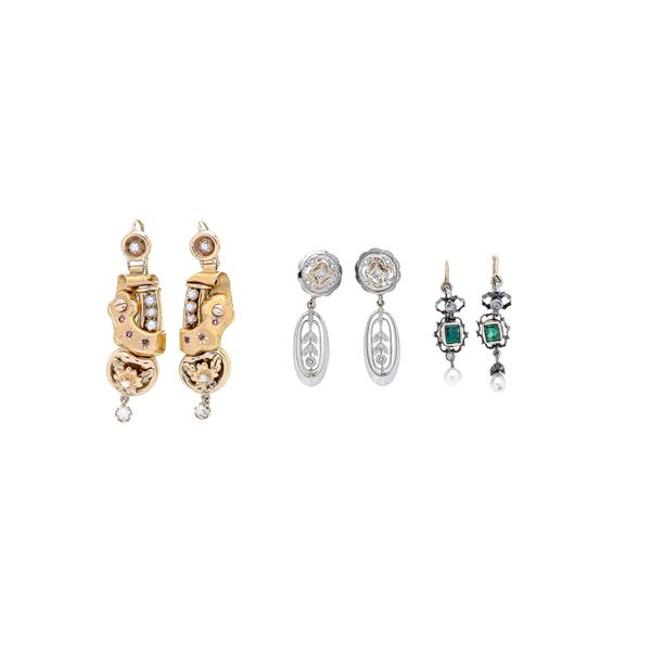 Lotto di tre paia di orecchini pendenti in oro a basso titolo, argento, rose, smeraldi e microperle