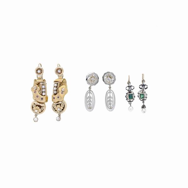 Lot of three pairs of dangle earrings in low title gold, silver, roses, emeralds and micro pearls  (XIX-XX century)  - Auction Auction of Important Jewelry and Wristwatches - Curio - Casa d'aste in Firenze