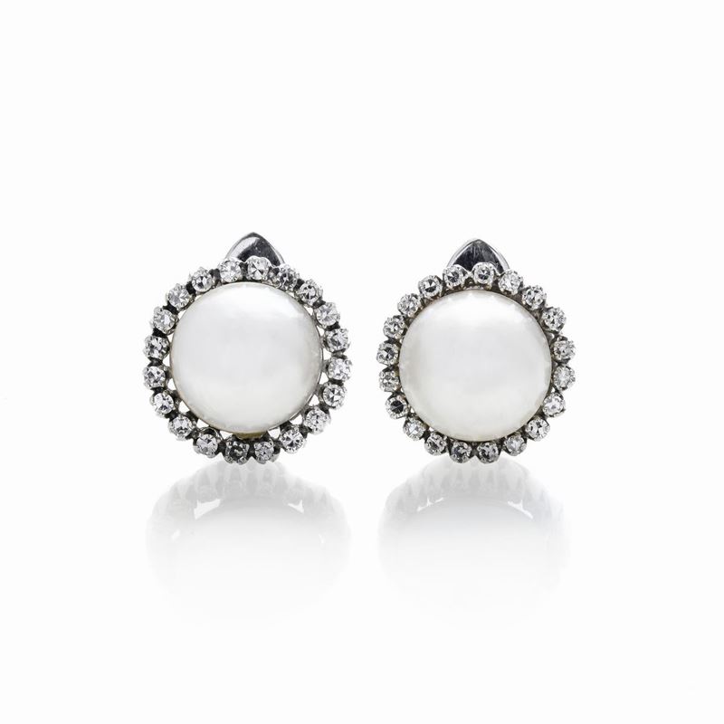 Paio di orecchini in oro bianco, diamanti e perla mabè