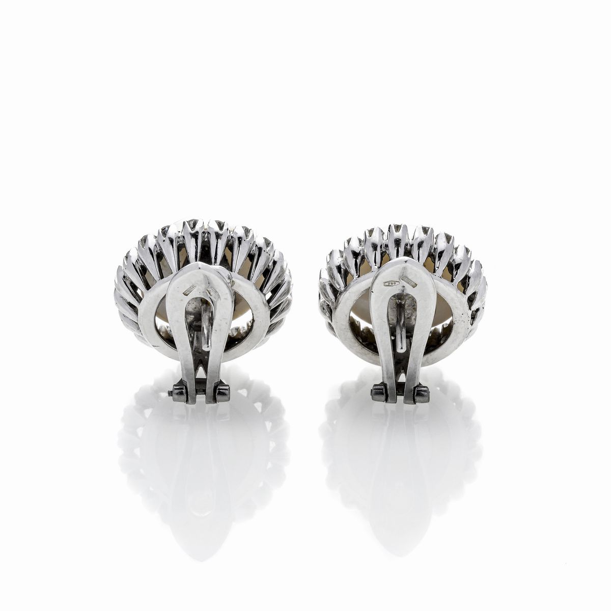 Paio di orecchini in oro bianco, diamanti e perla mabè