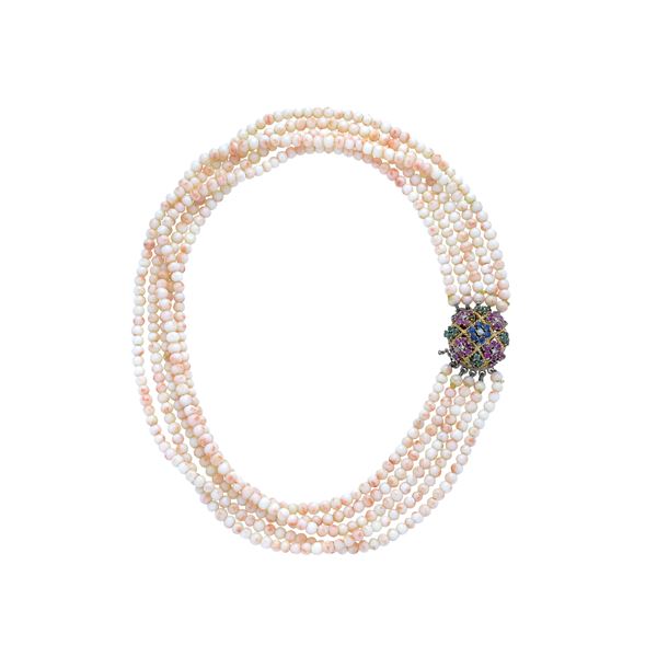 Girocollo in corallo rosa, oro bianco, oro giallo, diamanti, smeraldi e rubini