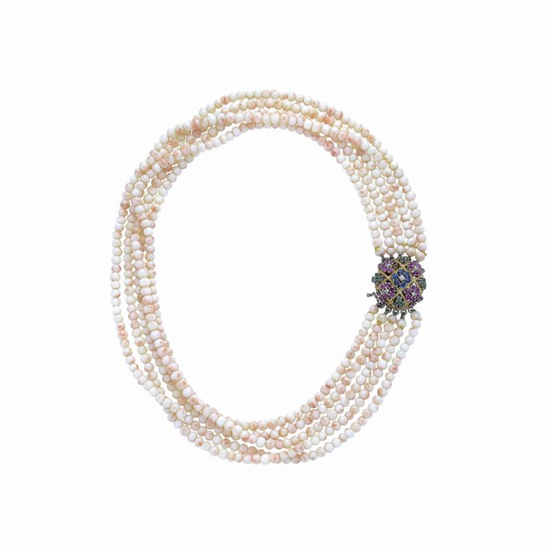 Girocollo in corallo rosa, oro bianco, oro giallo, diamanti, smeraldi e rubini