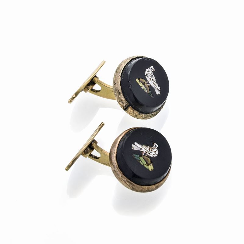 Paio di gemelli in oro giallo e micromosaico con colomba