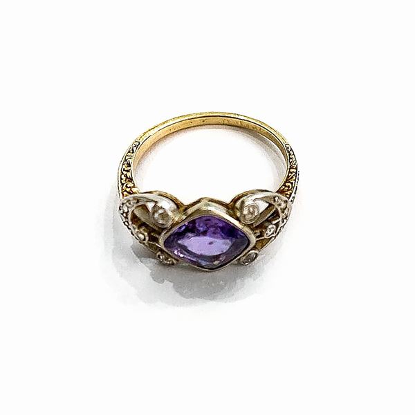 Anello in oro giallo, platino, diamanti e pietra azzurra