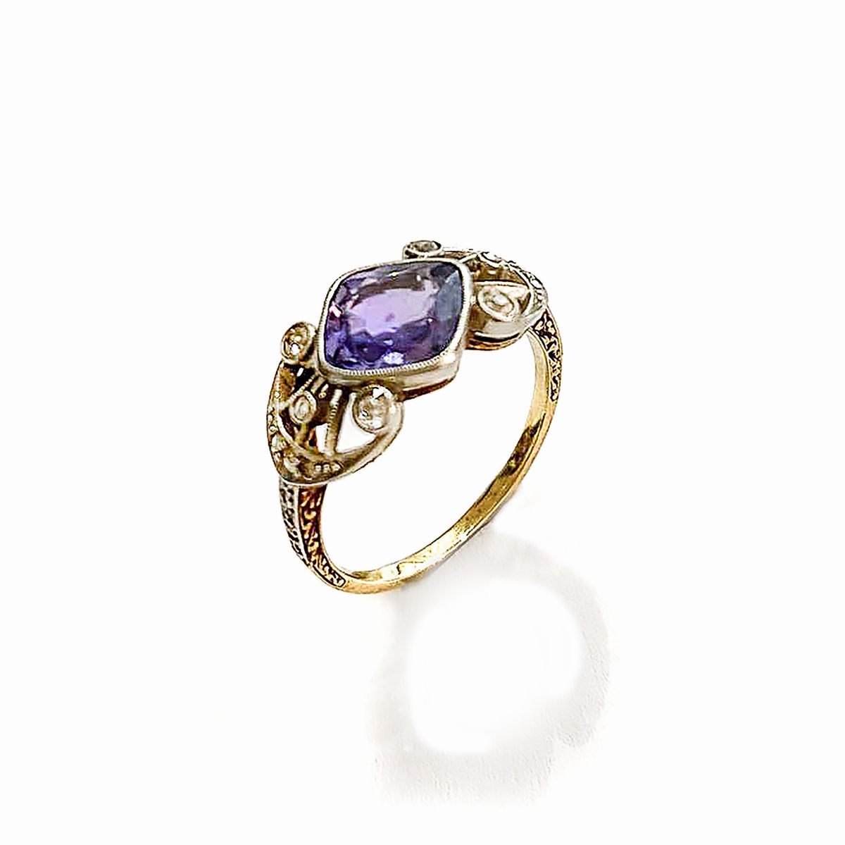 Anello in oro giallo, platino, diamanti e pietra azzurra