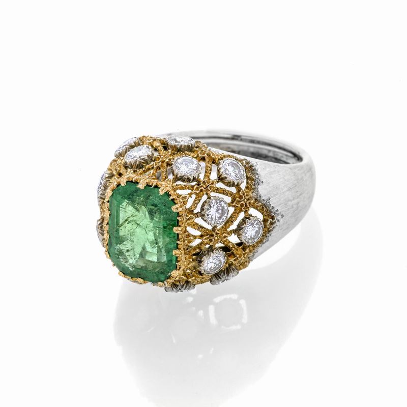Anello in oro bianco, giallo, diamanti e smeraldo colombiano Buccellati