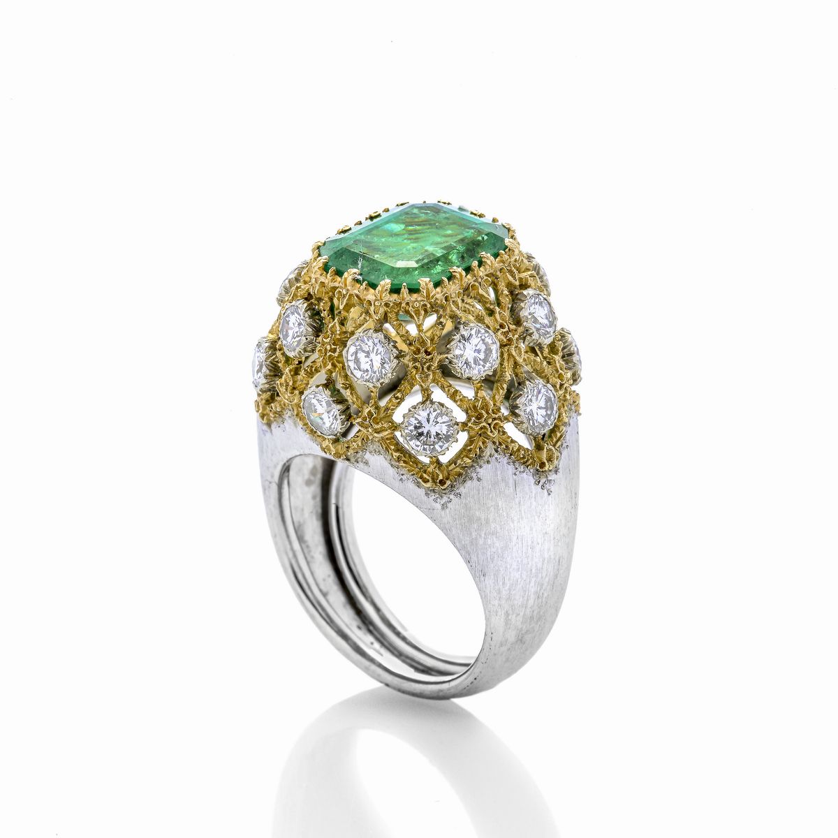 Anello in oro bianco, giallo, diamanti e smeraldo colombiano Buccellati