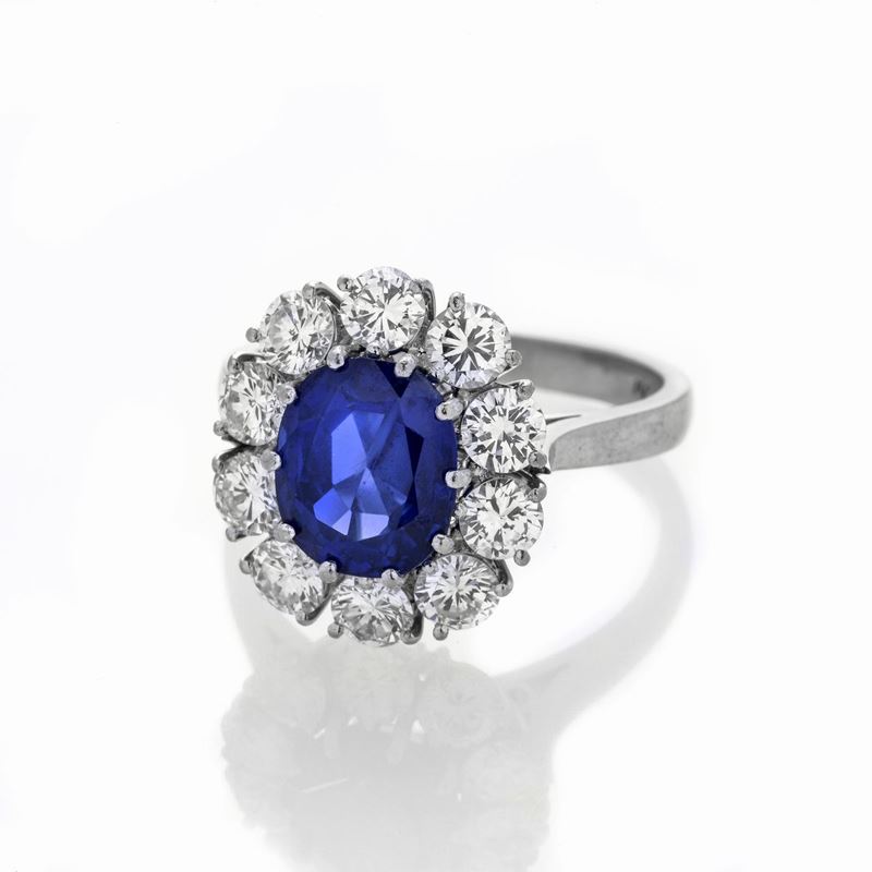 Anello a margherita in oro bianco, diamanti e zaffiro Birmano naturale