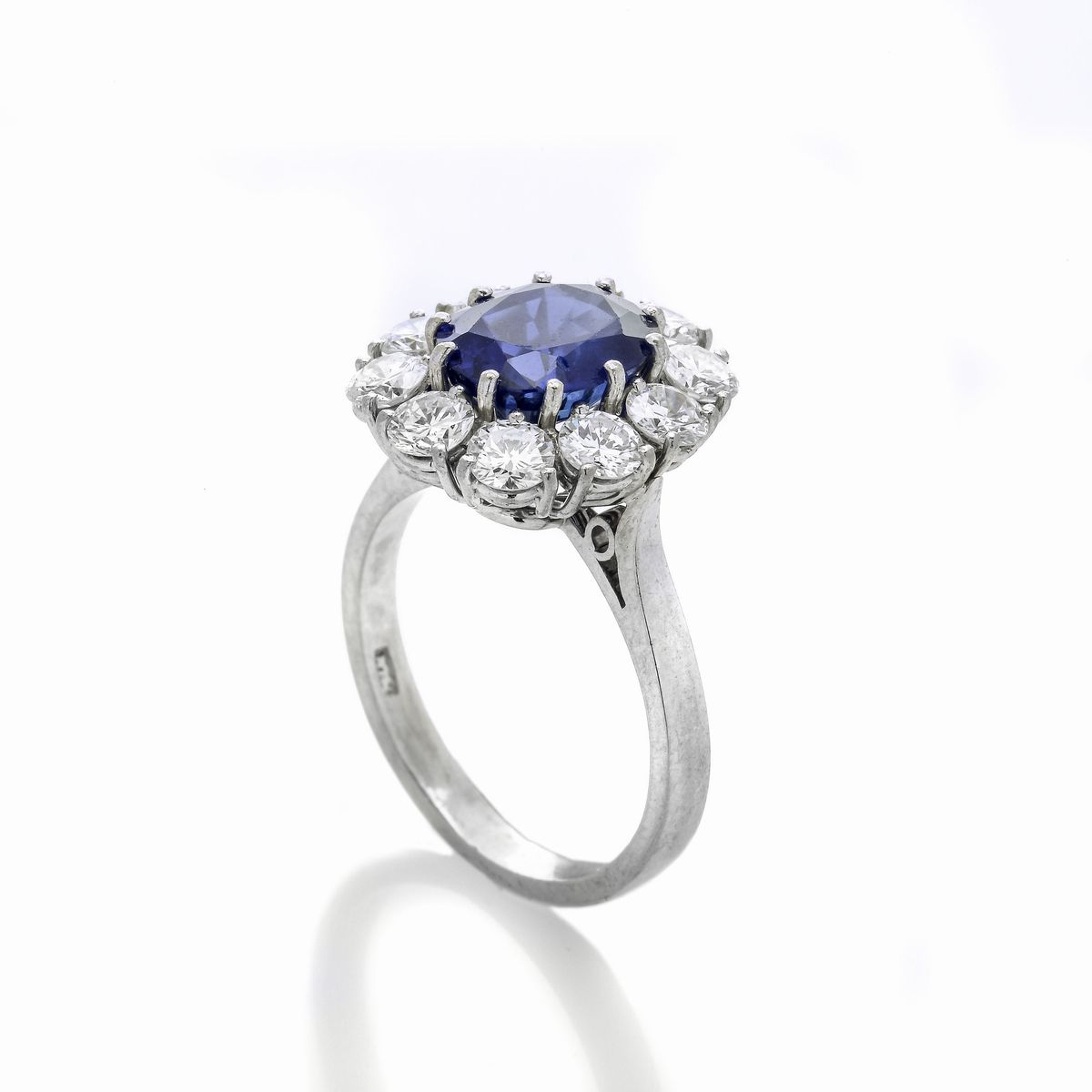 Anello a margherita in oro bianco, diamanti e zaffiro Birmano naturale