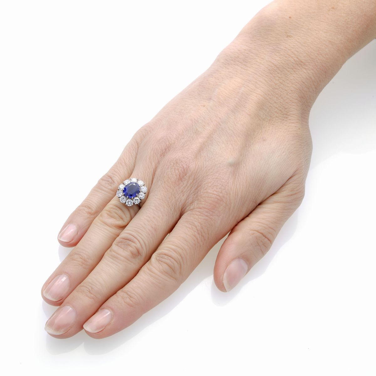 Anello a margherita in oro bianco, diamanti e zaffiro Birmano naturale