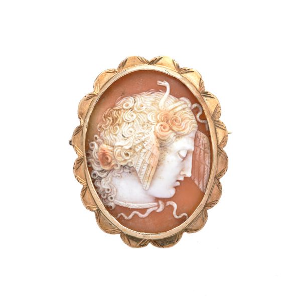 Brooch with shell cameo depicting Medusa and yellow gold