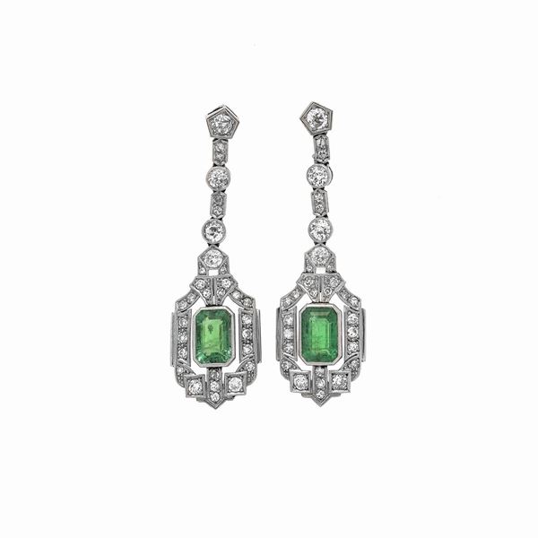 Pair of drop earrings in platinum, diamonds and emeralds