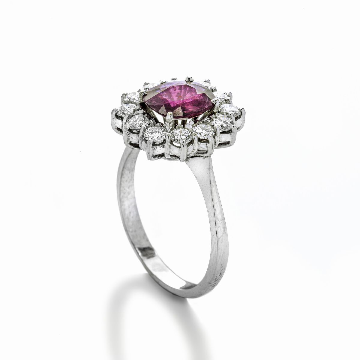 Anello a margherita in oro bianco, diamanti e rubino Thailandia naturale