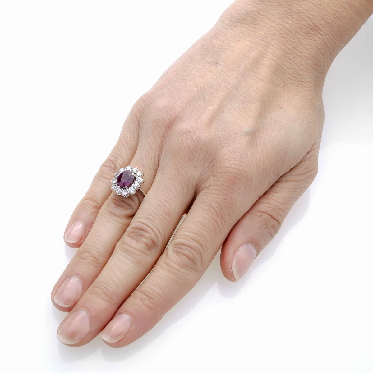 Anello a margherita in oro bianco, diamanti e rubino Thailandia naturale
