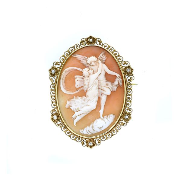 Shell cameo brooch depicting Cupid and psyche, yellow gold and diamonds