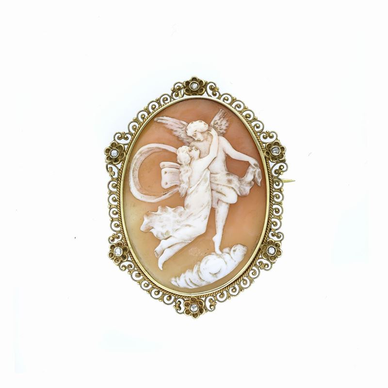 Spilla con Cammeo in conchiglia raffigurante Amore e psiche, oro giallo e diamanti