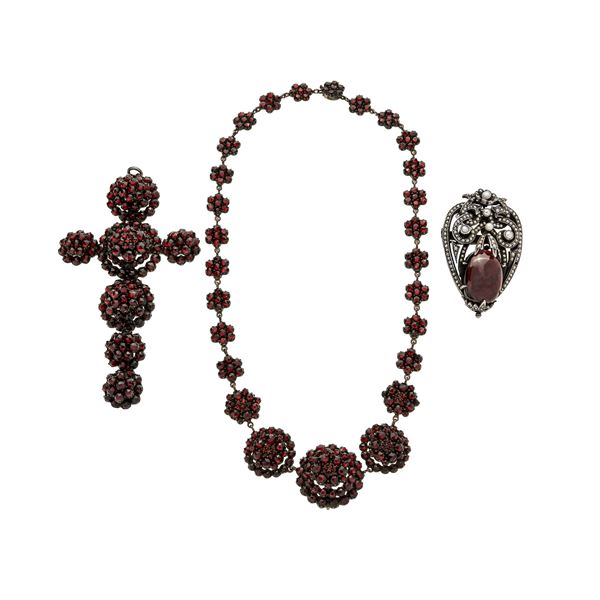 Lot of necklace, pendant and brooch in silver, garnet and micro-pearls