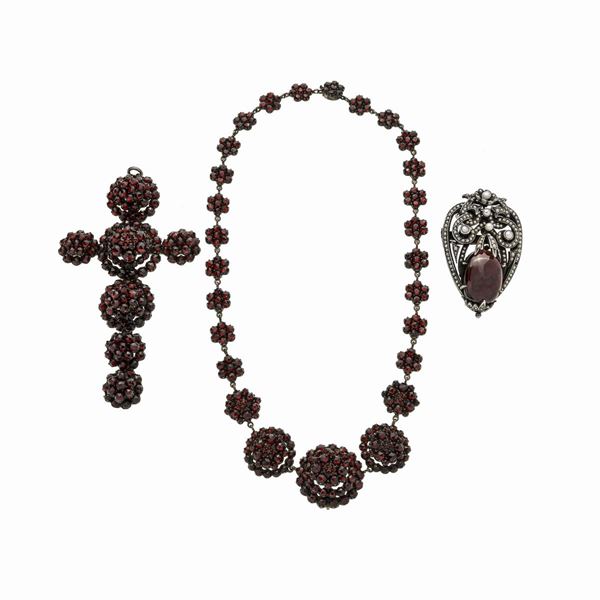 Lotto di collana, pendente e spilla in argento,  granato e microperle