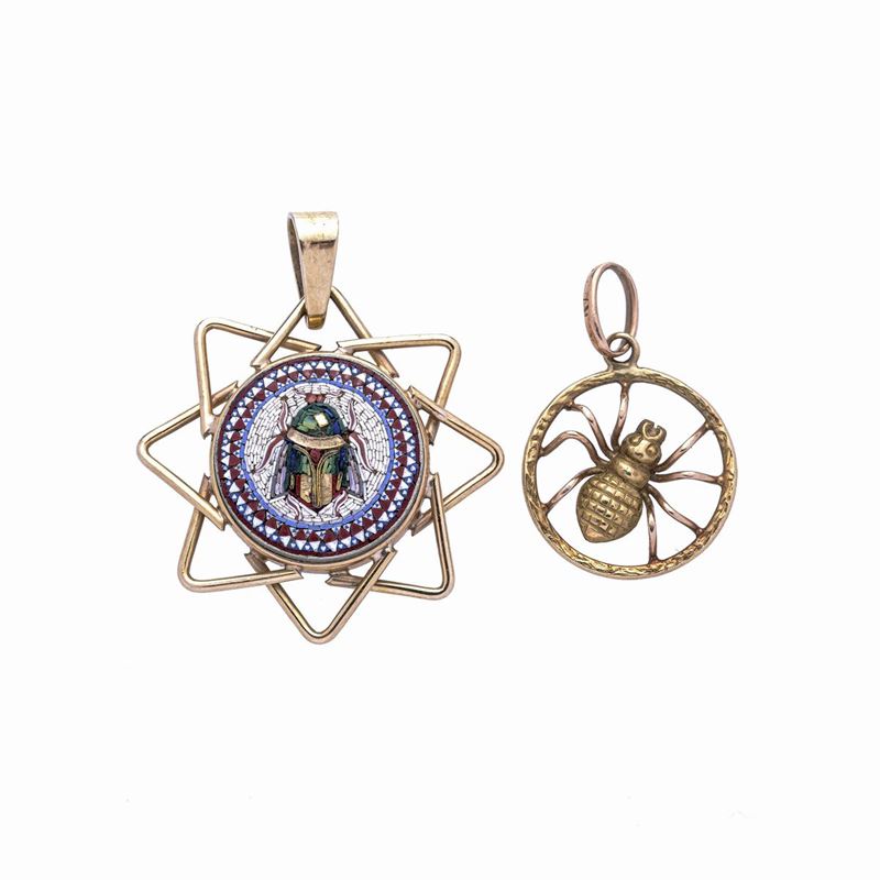 Pendente in oro 14 kt e scarabeo ed un altro con ragno in oro giallo