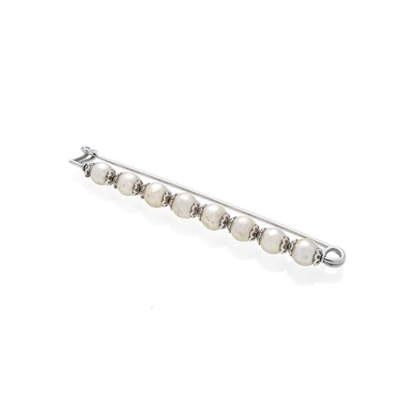 Long safety pin in white gold and cultured pearls