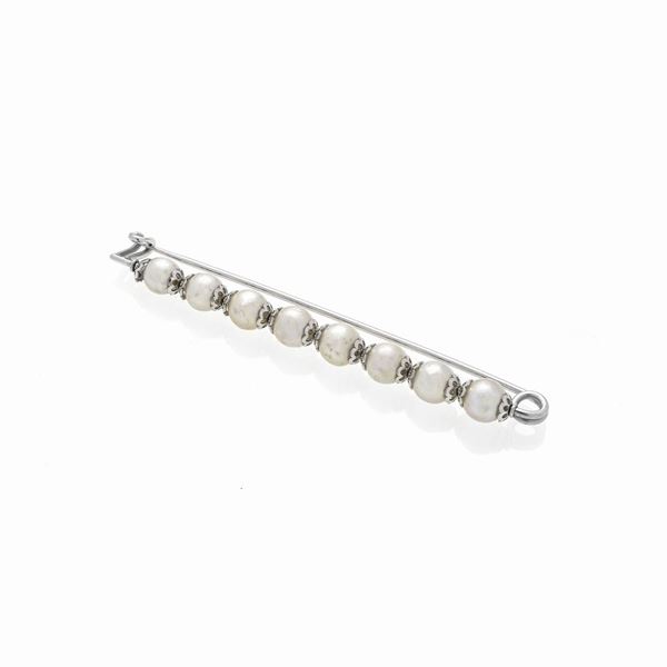 Long safety pin in white gold and cultured pearls  (The eighties)  - Auction Auction of antique and modern Jewelry and Wristwatches - Curio - Casa d'aste in Firenze