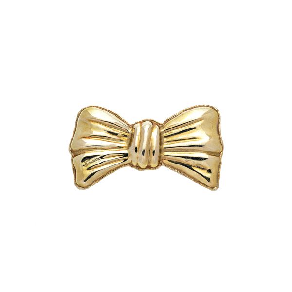 Large bow brooch in yellow gold