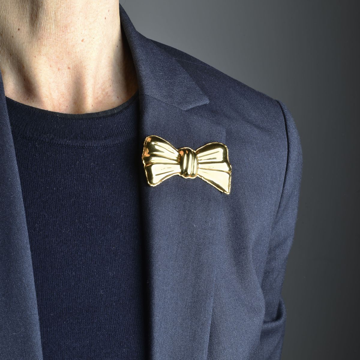 Grande spilla a fiocco in oro giallo
