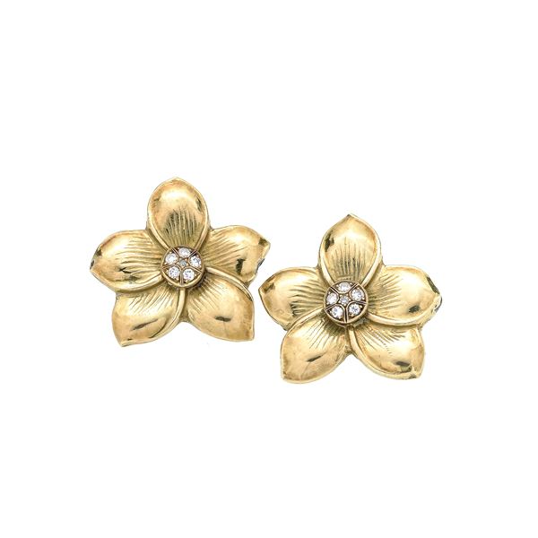Two large flower brooches in yellow gold and diamonds
