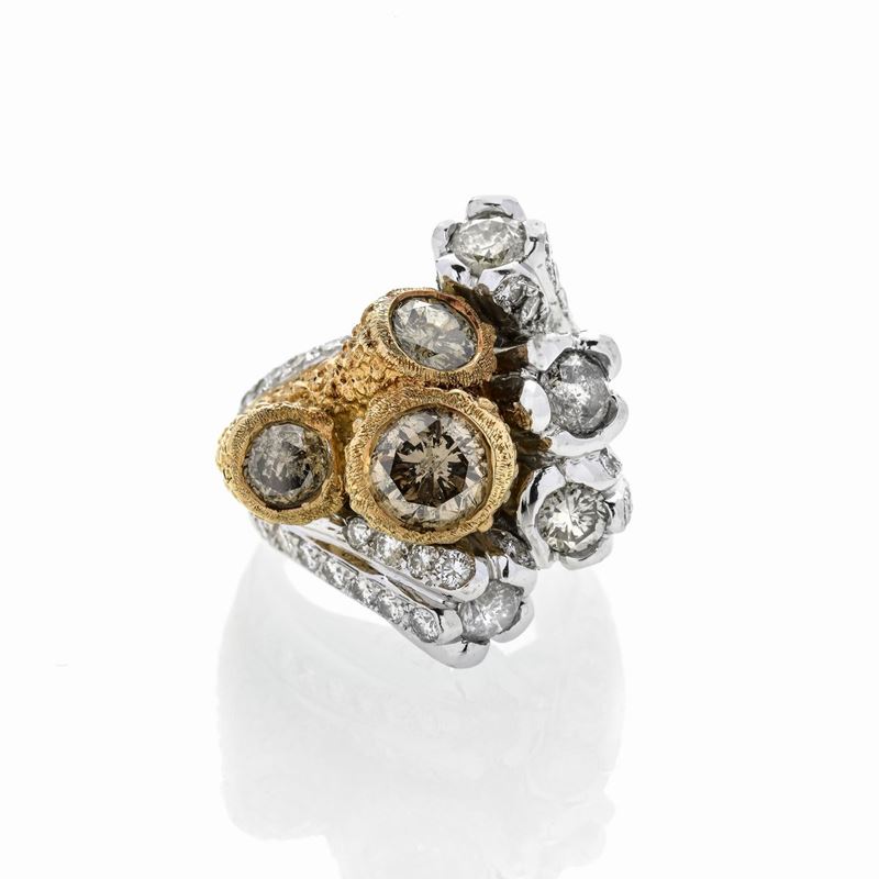 Anello in oro giallo, oro bianco, diamanti e diamanti brown
