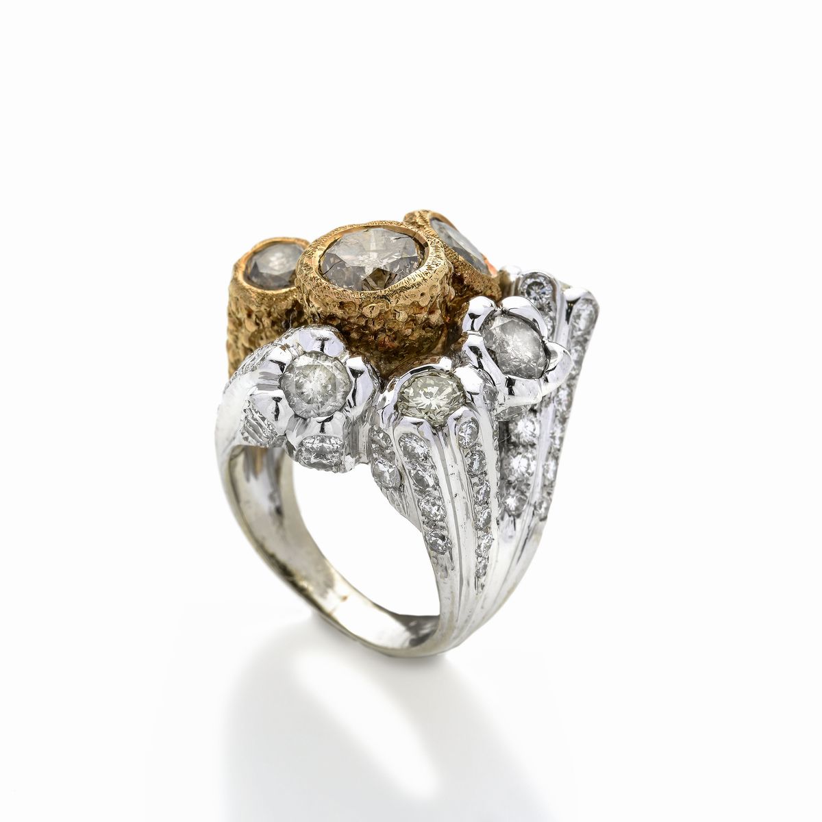 Anello in oro giallo, oro bianco, diamanti e diamanti brown