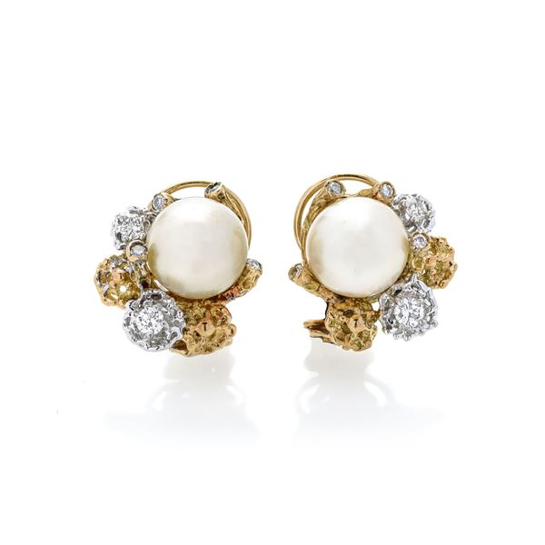 Paio di orecchini in oro giallo, oro bianco, perle e diamanti