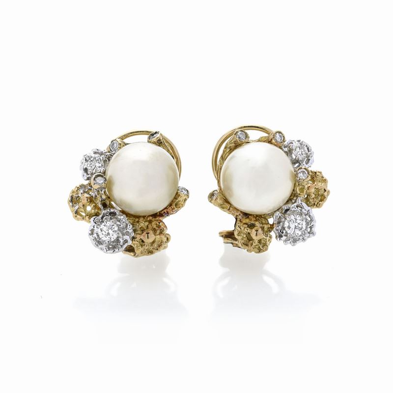 Paio di orecchini in oro giallo, oro bianco, perle e diamanti