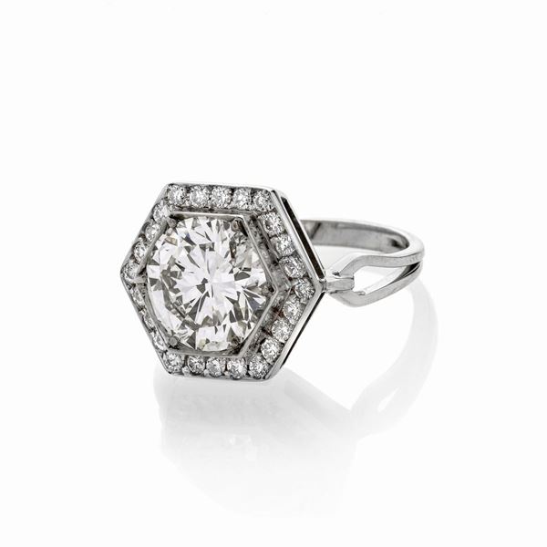 Importante anello Solitario in oro bianco e diamante