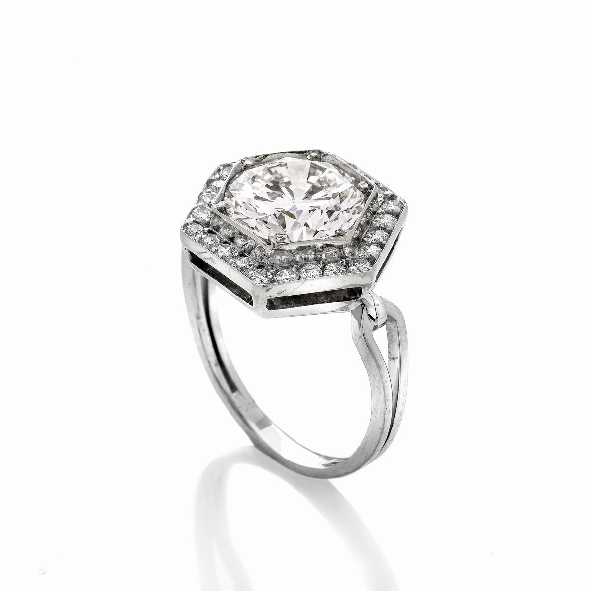 Importante anello Solitario in oro bianco e diamante