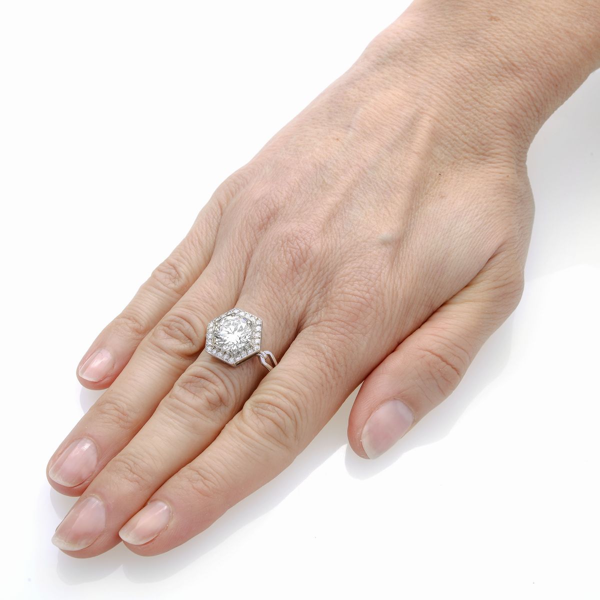 Importante anello Solitario in oro bianco e diamante