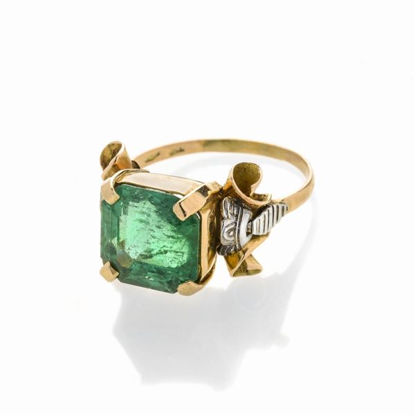 Anello in oro giallo, oro bianco e smeraldo