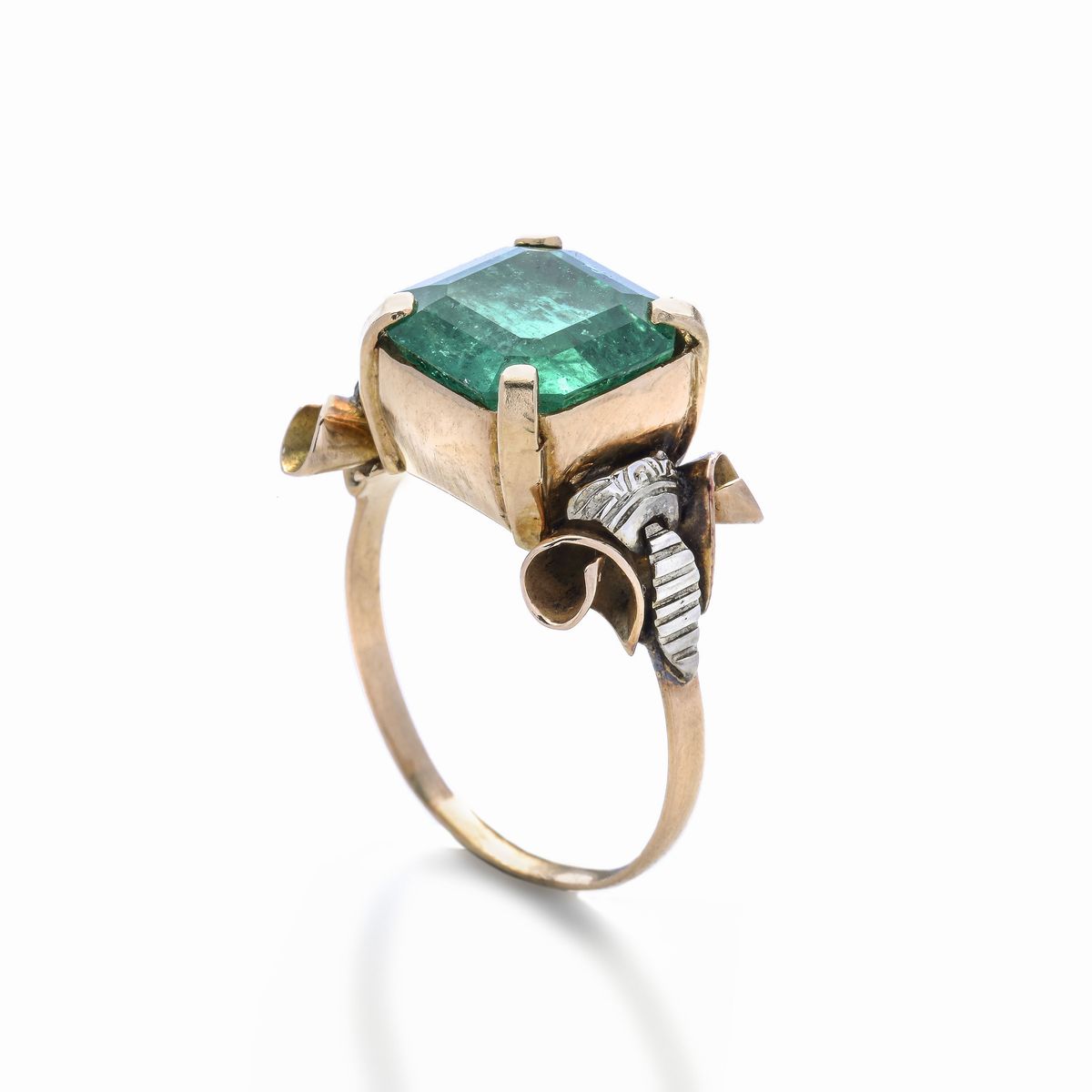 Anello in oro giallo, oro bianco e smeraldo