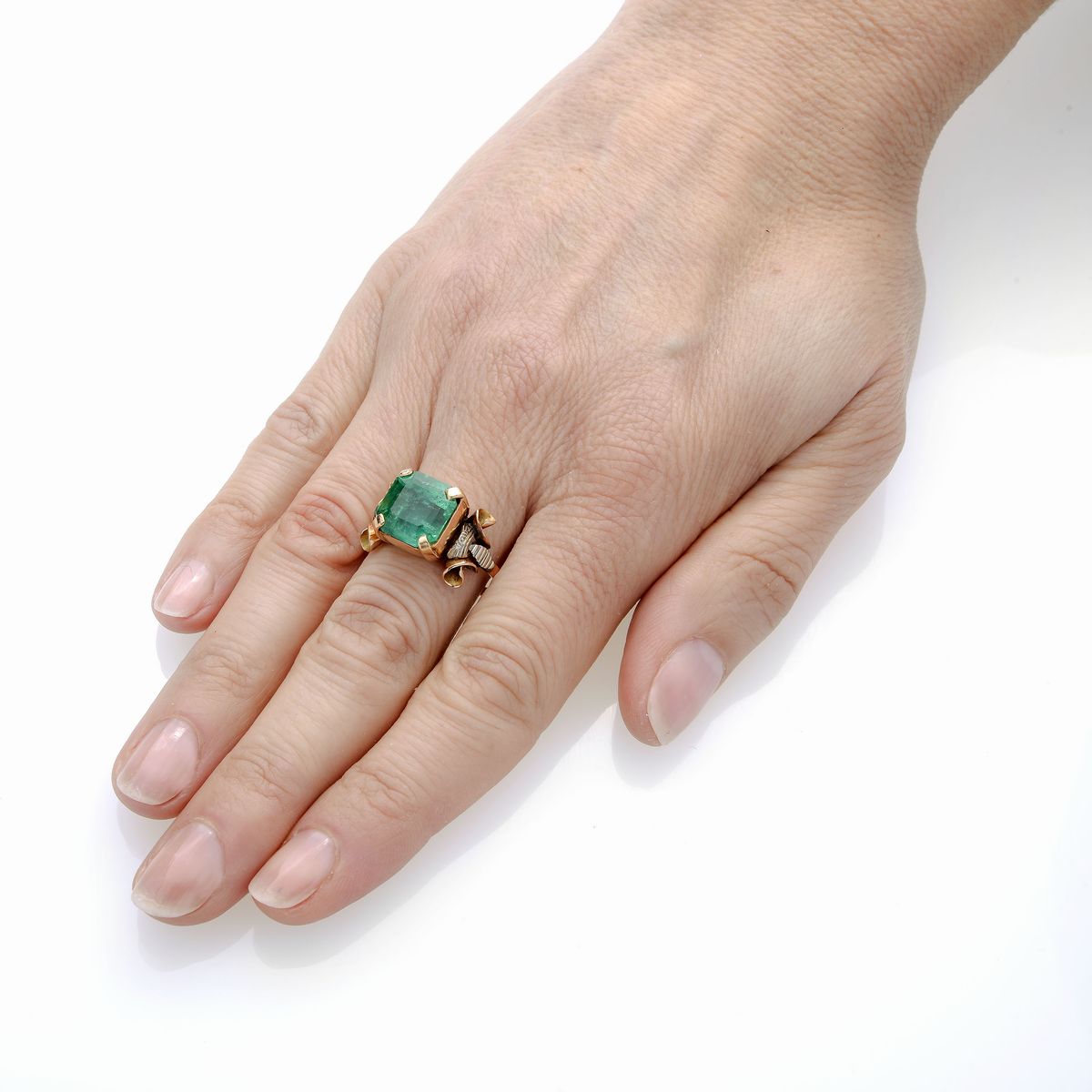 Anello in oro giallo, oro bianco e smeraldo